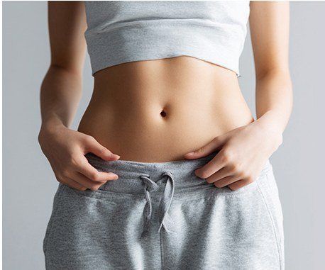 복부 지방 채취 부위를 보여주는 여성의 몸