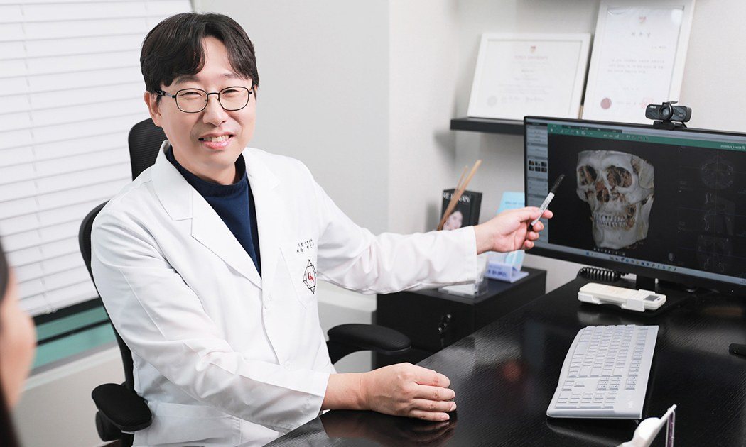 환자에게 3D CT 영상을 보며 상담 중인 의사