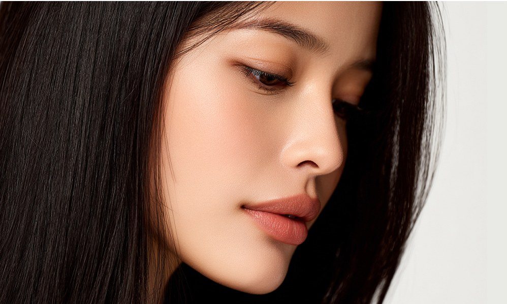오똑하고 자연스러운 콧대와 옆모습을 보여주는 여성 모델의 클로즈업 사진