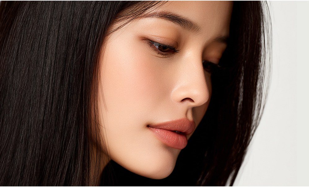 자연스럽고 오뚝한 코 라인을 보여주는 여성의 옆모습 사진